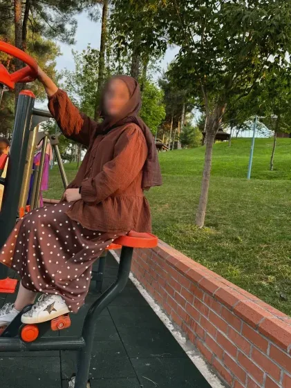 Amira, 29