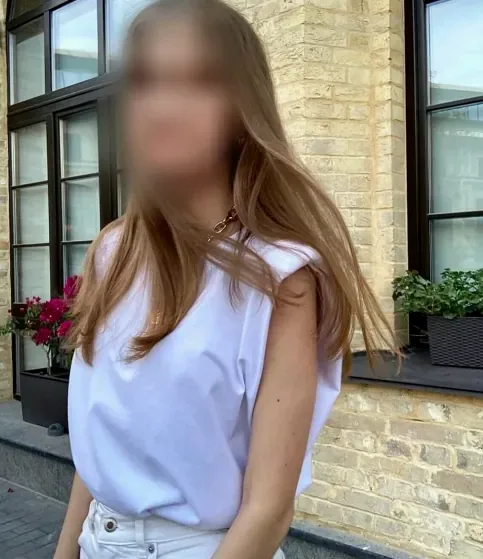 Caroline, 23