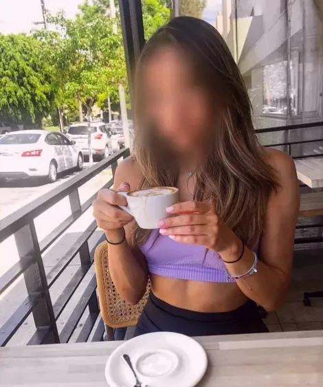 Rosa, 32