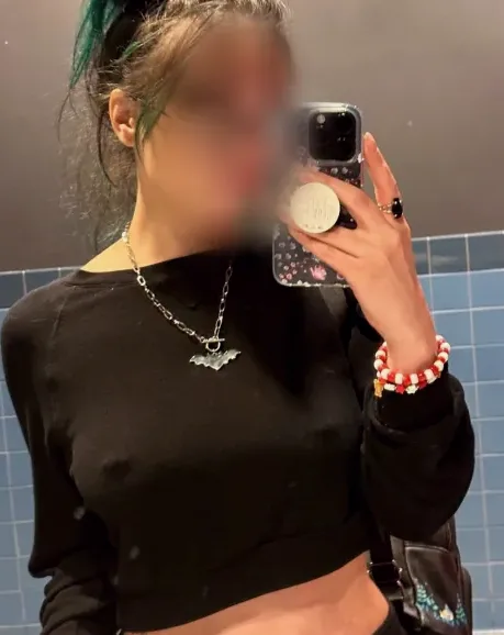 Rosa, 28